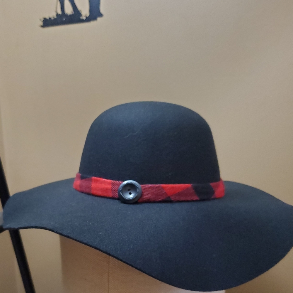 Vivs Boutique blackhat so instyle with a Buffalo